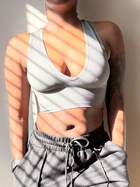Urban Outfitters Ribbed V-Neck Crop Top - Light Gray